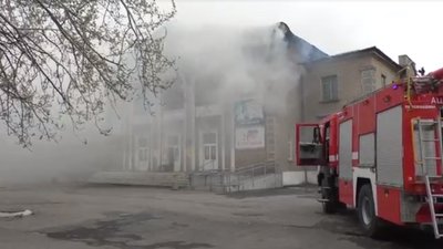У Слов'янську після пожежі евакуюють бібліотеку У Слов'янську після пожежі евакуюють бібліотеку