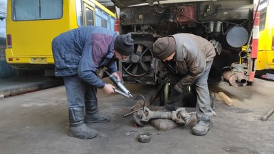 Ремонтують автобуси для ЗСУ Ремонтують автобуси для ЗСУ