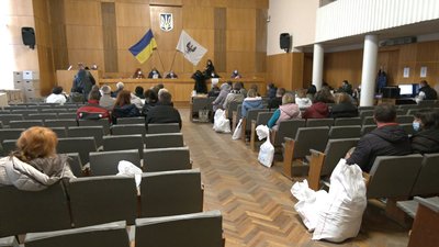 У Деснянській територіальній виборчій комісії Чернігова приймають бюлетені з виборчих дільниць.