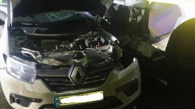 На кільцевій дорозі у Харкові вантажівка врізалась в таксі: водій легковика загинув На кільцевій дорозі у Харкові вантажівка врізалась в таксі: водій легковика загинув