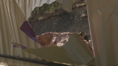 На Верховинщині з гори на сільські подвір’я падають кам’яні брили На Верховинщині з гори на сільські подвір’я падають кам’яні брили