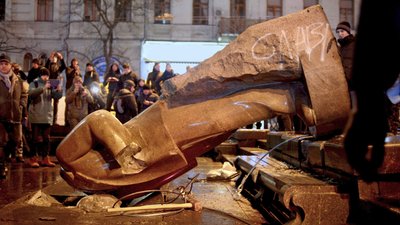Demolition of the monument to Lenin in Kyiv, December 8th, 2014. Photo: Max Levin