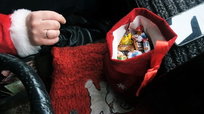 "Із бородою і у костюмі Санти". Вінницький водій маршрутки вітає містян "Із бородою і у костюмі Санти". Вінницький водій маршрутки вітає містян