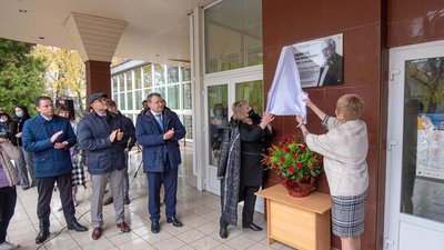 У музичному коледжі на Дніпропетровщині відкрили меморіальну дошку композитору Мирославу Скорику