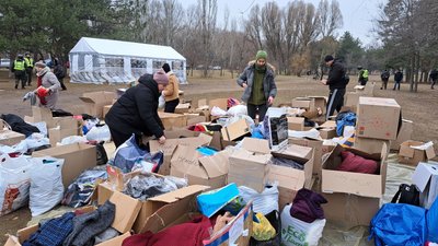 Харчі, одяг, обігрівачі: на місці ракетного удару в Дніпрі працюють волонтери. Як допомогти Харчі, одяг, обігрівачі: на місці ракетного удару в Дніпрі працюють волонтери. Як допомогти