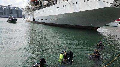 Сі-Бриз 2021: в Одесі військові врятували затонулий катер та розмінували об'єкти під водою