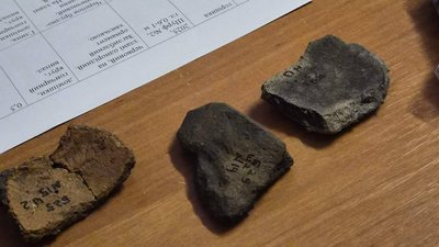 Фрагменти керамічного посуду, виявлені під час археологічної експедиції 2025 року