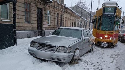 Автомобіль, припаркований біля трамвайної колії