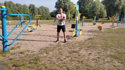 Тренування на війні: боєць з Тернопільщини облаштував спортзал просто неба Тренування на війні: боєць з Тернопільщини облаштував спортзал просто неба
