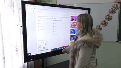 Телефоном чи з пагорба, де є мережа: як навчаються учні в селах Закарпаття, де немає інтернету