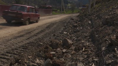 На Верховинщині з гори на сільські подвір’я падають кам’яні брили На Верховинщині з гори на сільські подвір’я падають кам’яні брили