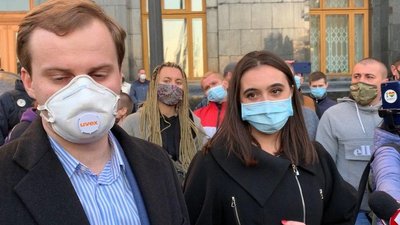 Речниця президента Юлія Мендель біля ОПУ Речниця президента Юлія Мендель біля ОПУ