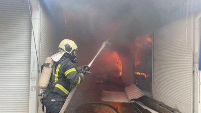 У Слов'янську в результаті массованого обстрілу горить центральний ринок. Є загиблі та поранені У Слов'янську в результаті массованого обстрілу горить центральний ринок. Є загиблі та поранені