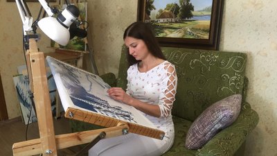 Живопис голкою: вінницька художниця вишиває півтораметрові картини