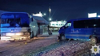 На трасі "Київ-Чоп" зіткнулись мікроавтобус та автобус: травмовані двоє дітей