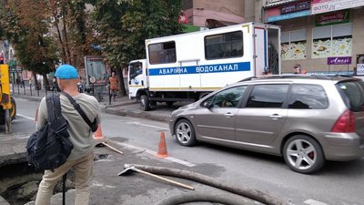 У центрі Тернополя прорвало водопровід