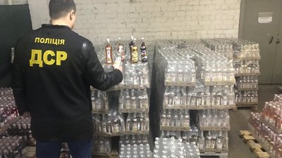 У Запорізькій області поліцейські вилучили підроблену лікеро-горілчану продукцію