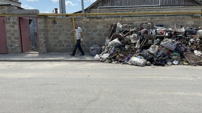 "І досі багато бруду, який треба вивезти". Херсонці розчищають та дезінфікують будинки після повені "І досі багато бруду, який треба вивезти". Херсонці розчищають та дезінфікують будинки після повені