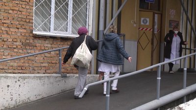 Медицина без ліфта: у Шепетівській лікарні "важких" пацієнтів носять на руках