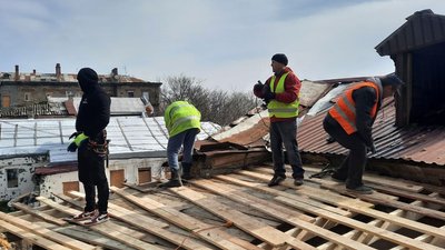 У Миколаєві команда "Добробату" допомогла відновити будинок своєму волонтеру У Миколаєві команда "Добробату" допомогла відновити будинок своєму волонтеру