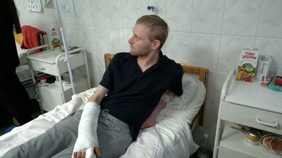 "Підтримка важлива, щоб знати, за кого ми боремось": пораненим бійцям, які лікуються у Рівному, передали подарунки