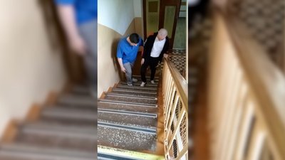Військовий підіймається по сходинках під час реабілітації у Чернігові Військовий підіймається по сходинках під час реабілітації у Чернігові