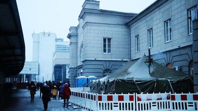 На залізничному вокзалі в Дніпрі встановили намети для обігріву