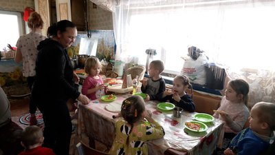 12 дітей у будинку на 50 квадратних метрів: як живе багатодітна родина на прикордонні Чернігівщини 12 дітей у будинку на 50 квадратних метрів: як живе багатодітна родина на прикордонні Чернігівщини