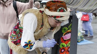 Грали весілля, били тарілки, розмальовували "їжаків": як у Дніпрі відзначають День міста