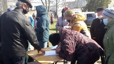 Радгосп "Білозерський" на Херсонщині: жителі навколишніх сіл вимагають розпаювання землі Радгосп "Білозерський" на Херсонщині: жителі навколишніх сіл вимагають розпаювання землі