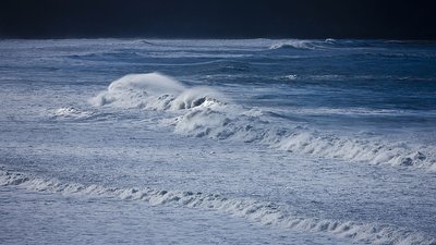 Хвилі в морі