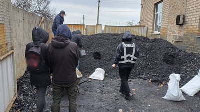 Вугілля, яким фігурант забезпечив заклади освіти
