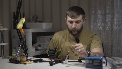 З біонічною рукою збирає дрони для побратимів: історія захисника з Вінниччини З біонічною рукою збирає дрони для побратимів: історія захисника з Вінниччини