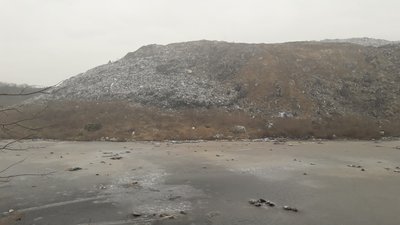 Комунальники почали пересипати ґрунтом Макухівське сміттєзвалище, що біля Полтави Комунальники почали пересипати ґрунтом Макухівське сміттєзвалище, що біля Полтави