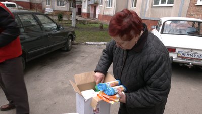 У Рівному для тисячі пенсіонерів почали розвозити допомогу від Червоного Хреста