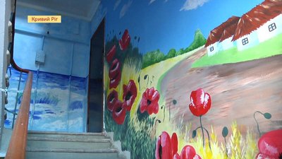 Під’їзд, як картинна галерея. На Дніпропетровщині художник розмалював під’їзд (ФОТО, ВІДЕО) Під’їзд, як картинна галерея. На Дніпропетровщині художник розмалював під’їзд (ФОТО, ВІДЕО)