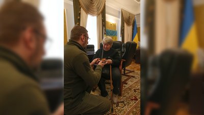 У Чернігові родинам загиблих бійців вручили державні нагороди У Чернігові родинам загиблих бійців вручили державні нагороди