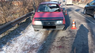 У Рівному брила льоду впала з вантажівки на легковик авто і травмувала водія У Рівному брила льоду впала з вантажівки на легковик авто і травмувала водія