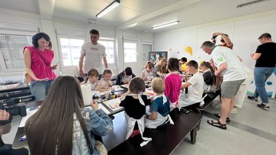 "Модульні палітри дитячих очей": у Львові волонтери зібрали картину із малюнків дітей-переселенців
