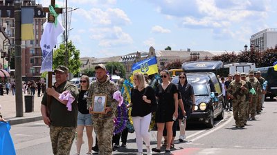 В Умані на Черкащині громада провела в останню путь військовослужбовця