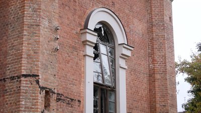 Любов перемагає війну: у Харкові під час вінчання стався обстріл неподалік храму Любов перемагає війну: у Харкові під час вінчання стався обстріл неподалік храму