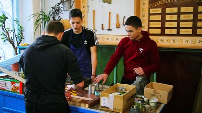 "Ти не один": як у Вінниці шкільний волонтерський центр допомагає захисникам "Ти не один": як у Вінниці шкільний волонтерський центр допомагає захисникам