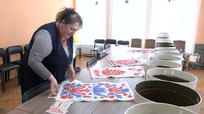 Продадуть з молотка: у Черкасах розписали тубуси від танкових снарядів, щоб допомогти ЗСУ Продадуть з молотка: у Черкасах розписали тубуси від танкових снарядів, щоб допомогти ЗСУ