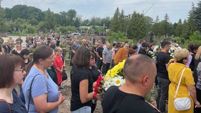 Попрощатися з бійцем Андрієм Олекшієм прийшли рідні, друзі, знайомі Попрощатися з бійцем Андрієм Олекшієм прийшли рідні, друзі, знайомі