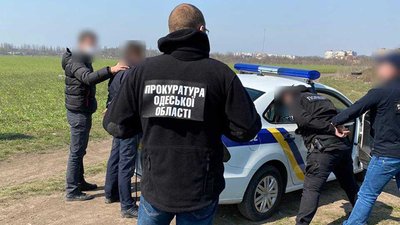 Двох одеських поліцейських затримали під час отримання хабара, їх підозрюють у збуті наркотиків Двох одеських поліцейських затримали під час отримання хабара, їх підозрюють у збуті наркотиків