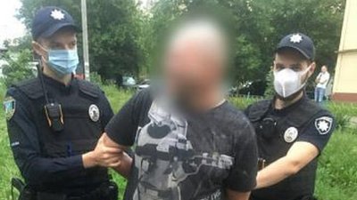 На Пасічній в Івано-Франківську хуліган бешкетував у кафе і погрожував зброєю