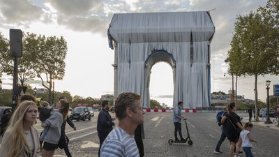 У Парижі загортають у тканину Тріумфальну арку. У чому причина
