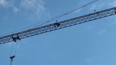 Черкаські рятувальники зняли чоловіка із будівельного крана