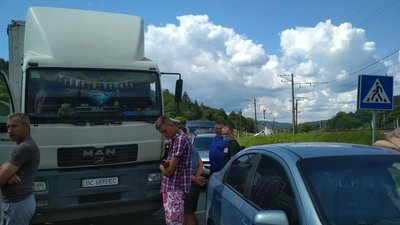 Люди чотири дні перекривають дорогу Львів-Самбір-Ужгород Люди чотири дні перекривають дорогу Львів-Самбір-Ужгород