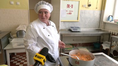 "І в другій годині ночі приходили": як в умовах відключень світла кухарі готують сніданки та обіди для школярів Луцька "І в другій годині ночі приходили": як в умовах відключень світла кухарі готують сніданки та обіди для школярів Луцька